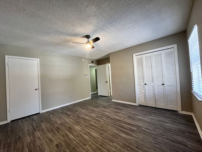 Building Photo - *2 Bedroom, 2.5 Bath Condo* ~move in ready...