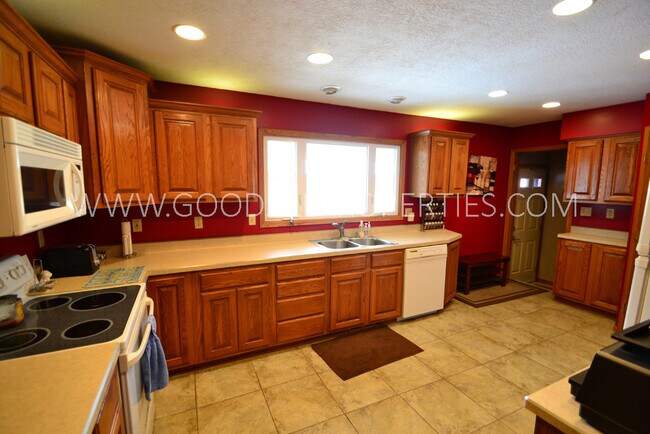 Building Photo - 3 Bedroom 2 bath Ranch home in Urbandale with a fenced in yard