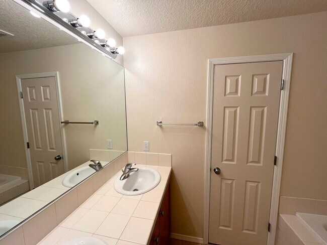 Building Photo - Elegant Arbor Townhome with Open Kitchen, W/D, Patio, and Soaking Tub