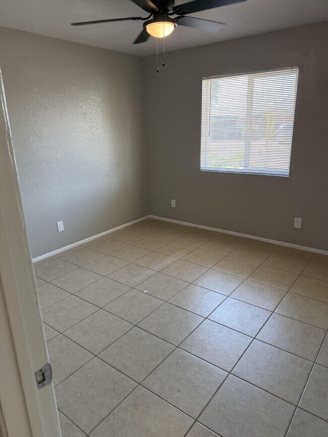 Building Photo - MOVE-IN READY 2 BED WITH NEW KITCHEN & CARPORT