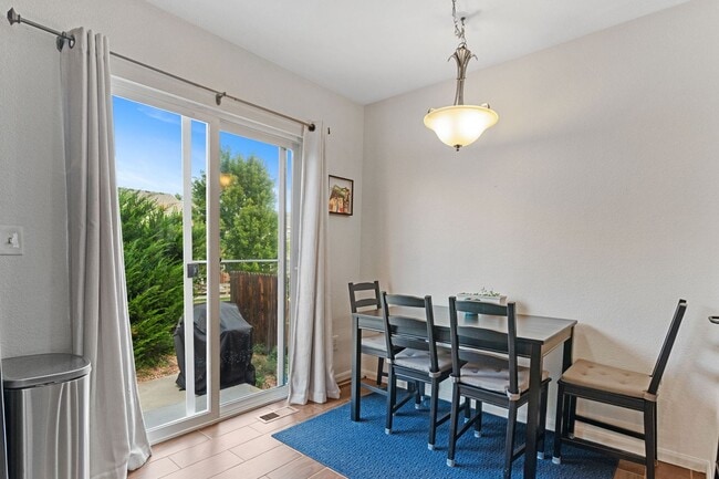 Building Photo - Updated 3bed/3bath with Finished Basement