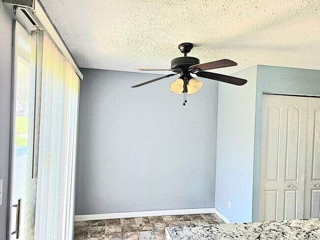 Building Photo - 975 Surry Ln