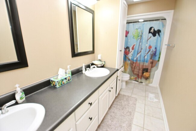 Building Photo - Large 4-5 bedroom 2.5 bath home in South B...