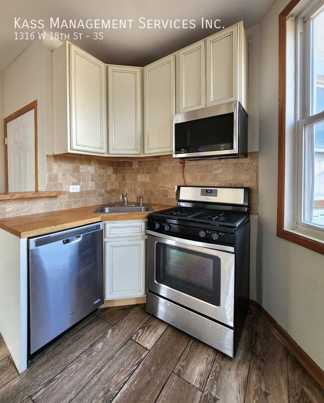 Building Photo - 1316 W 18th St