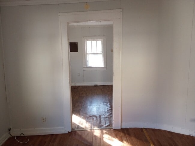 Building Photo - 2 Bedroom 1 Bathroom