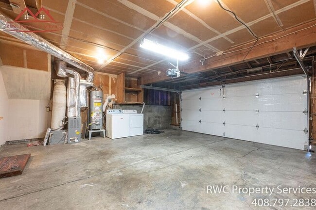 Building Photo - 1050 Oaktree Dr