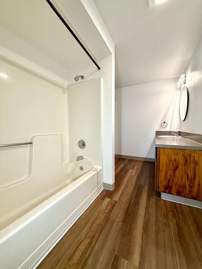 Building Photo - **NEW PHOTOS | TWO WEEKS FREE RENT** Updated Townhouse in the Heart of Garden Home~ New LVP Floor...