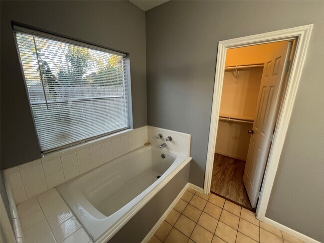 Building Photo - 16027 Silver Valley Dr