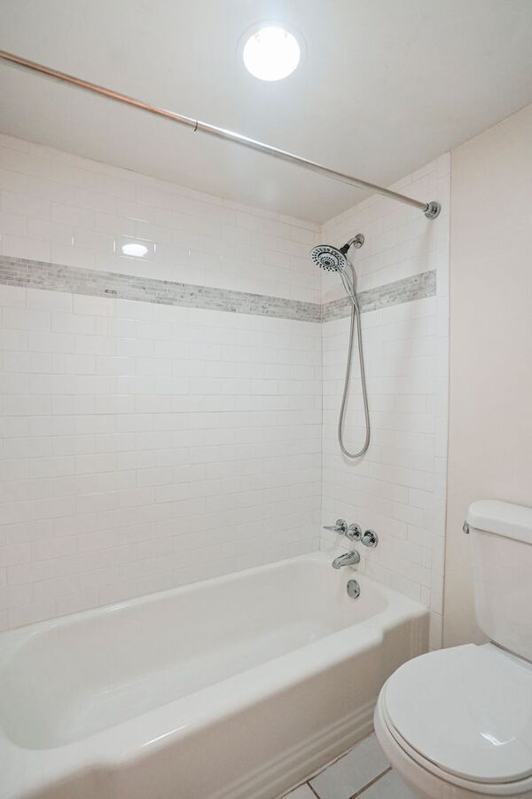 Building Photo - Lovely Studio In Foggy Bottom - All Utilit...