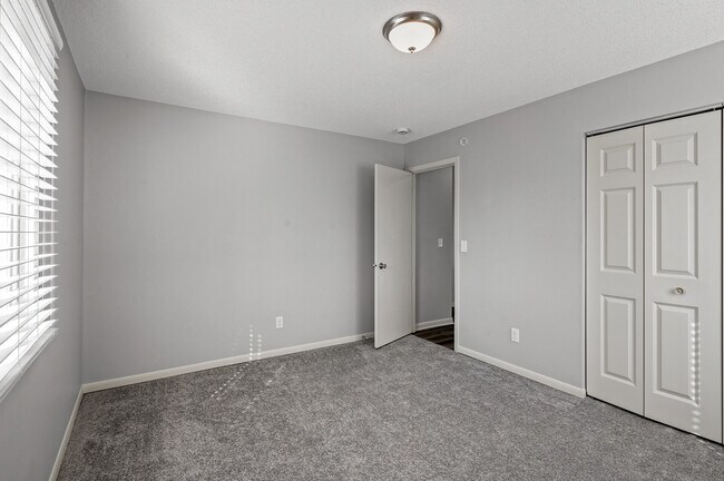 Building Photo - Rosco Apts-2720