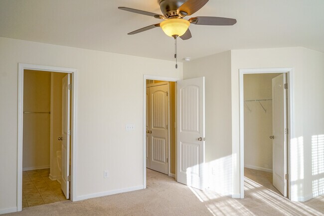 Building Photo - Townhome | Washer/ Dryer Included  |Fenced...