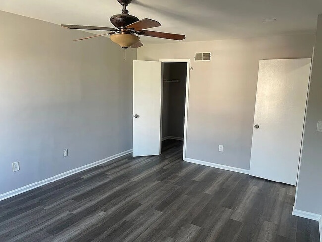 Building Photo - 23 Delavan Ct