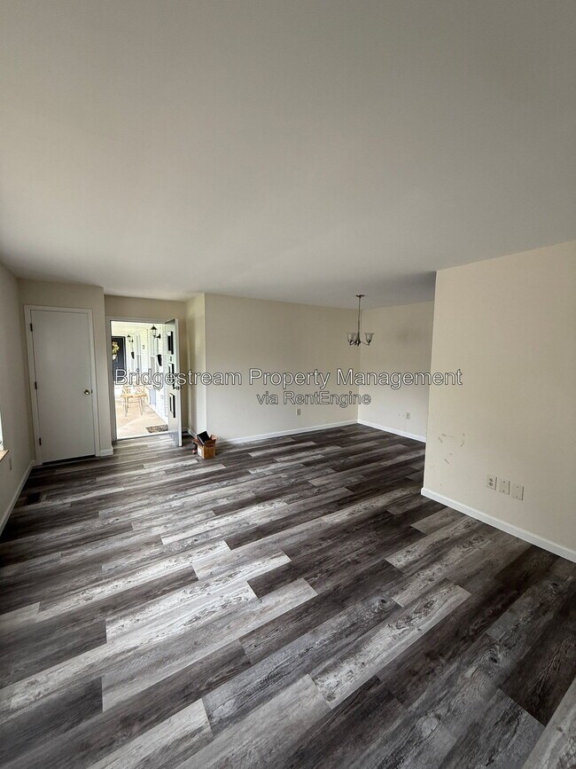 Building Photo - 4352 Sunray Rd