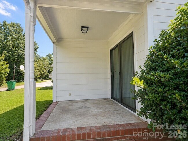 Building Photo - 7718 Linda Lake Dr
