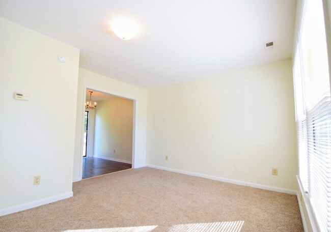 Building Photo - Abbey Lane-50% off first full month rent.