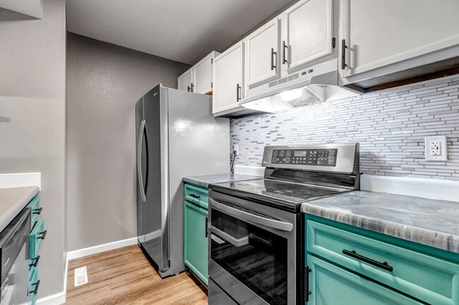 Building Photo - Skyway Condo, 2 Bed, 1.5 Bath, Secure Building