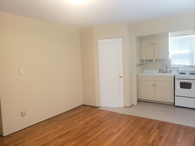 Building Photo - Classic Studio Apartment in The Heart of Sellwood