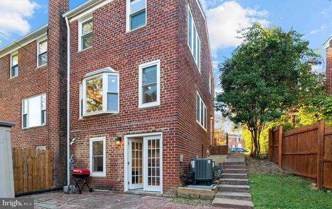 Building Photo - 33 Ancell St