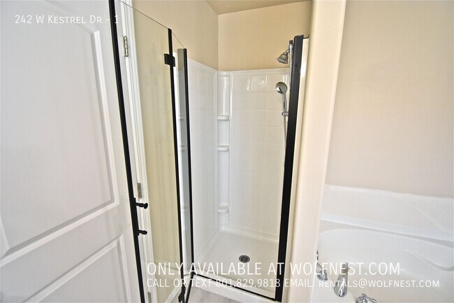 Building Photo - 242 Kestrel Dr