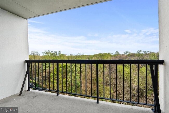 Building Photo - 3800 Powell Ln