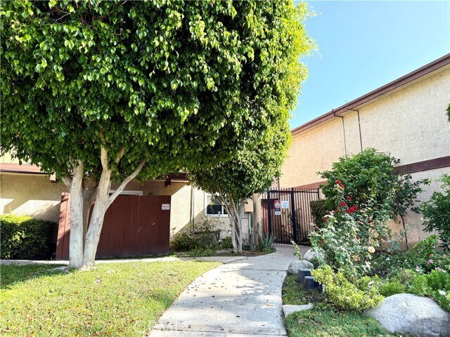 Building Photo - 7320 Lennox Ave