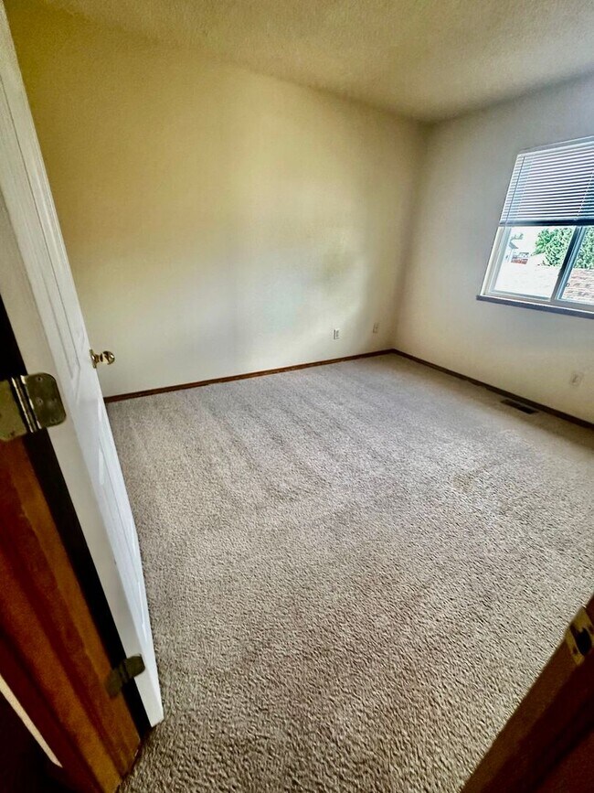 Building Photo - 5 Bedroom home on Fairweather for Rent!