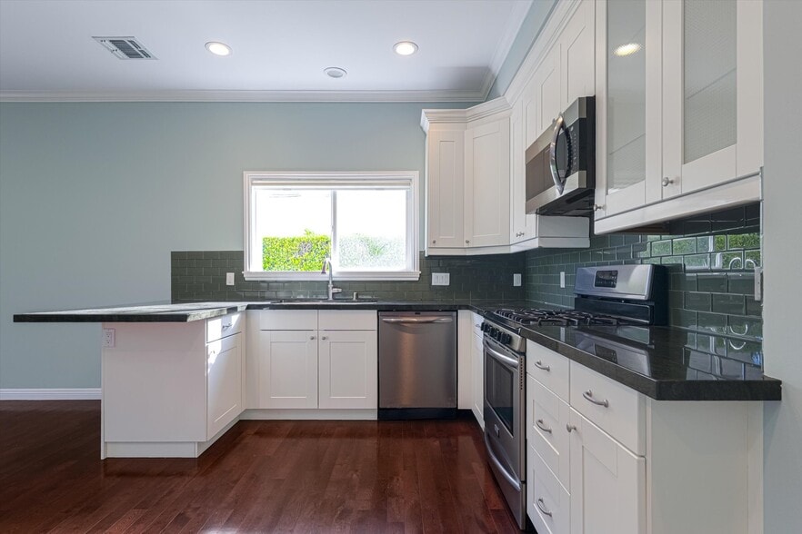 Building Photo - 809 N La Jolla Ave