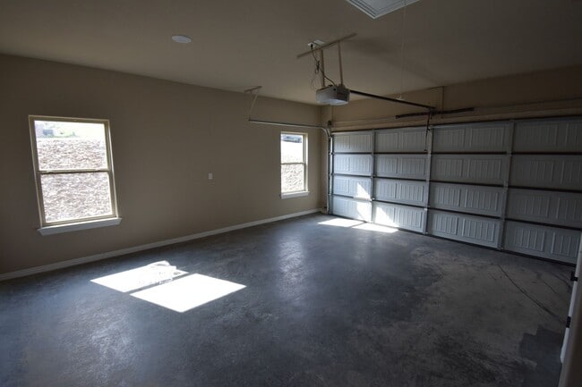 Building Photo - 3 Bedroom 2 Bathroom Home In Fayetteville Arkansas.