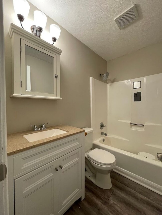 Building Photo - Three bedroom one bathroom townhouse for rent