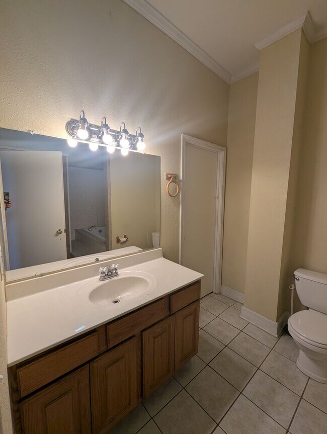 Building Photo - Huge 3 Bedroom/ 2 Bath Upstairs Apartment