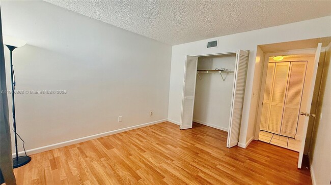 Building Photo - 6969 SW 36th Dr