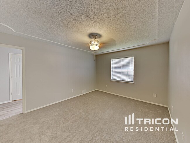Building Photo - 2908 S Meadow Dr