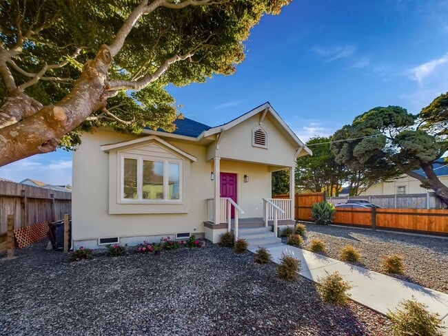 Building Photo - Modern 3BD/ABA duplex home features high-e...