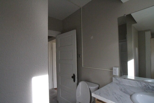 Building Photo - 1324 1/2 Main St - Apartment