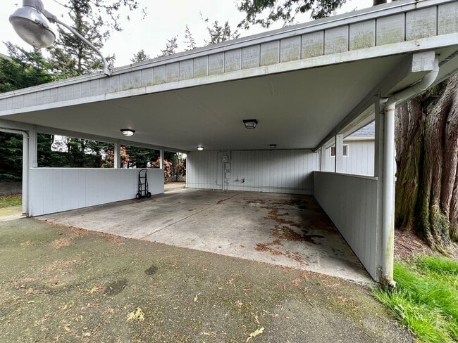 Building Photo - Charming 2 Bedroom House overlooking Birch...