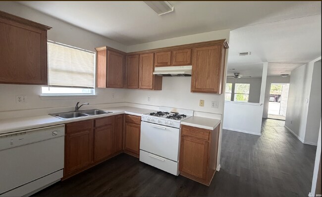 Building Photo - "Charming 3-Bedroom Oasis with 2 Full Baths in Converse, TX