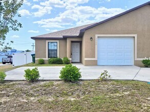 Building Photo - Stunning 3 Bed / 2 Bath Duplex w/ Garage –...