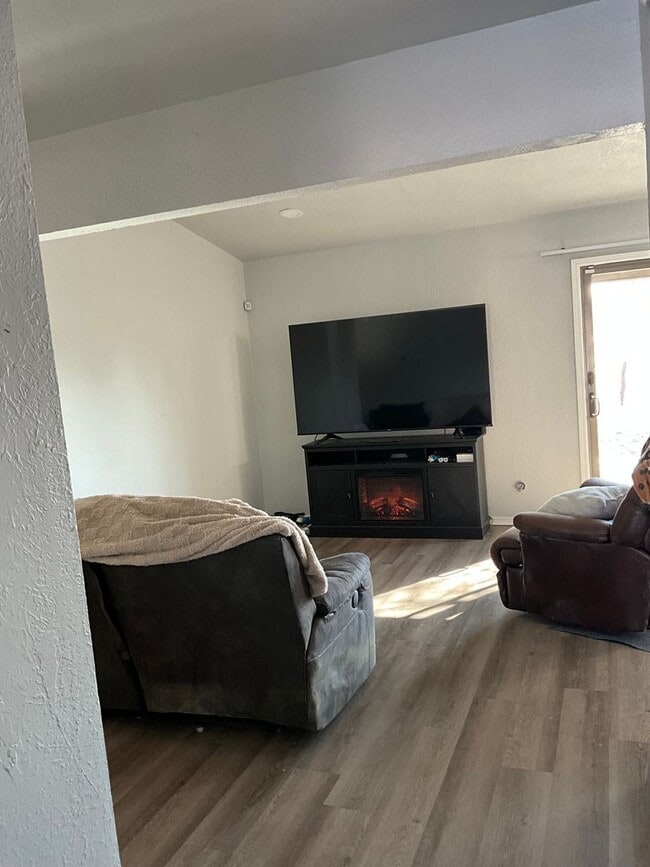 Building Photo - Renovated 3 Bedroom/ 1.5 Bath in Great Neiborhood