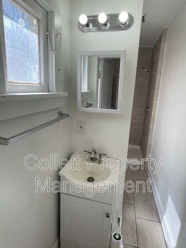 Building Photo - 1924 E 123rd St