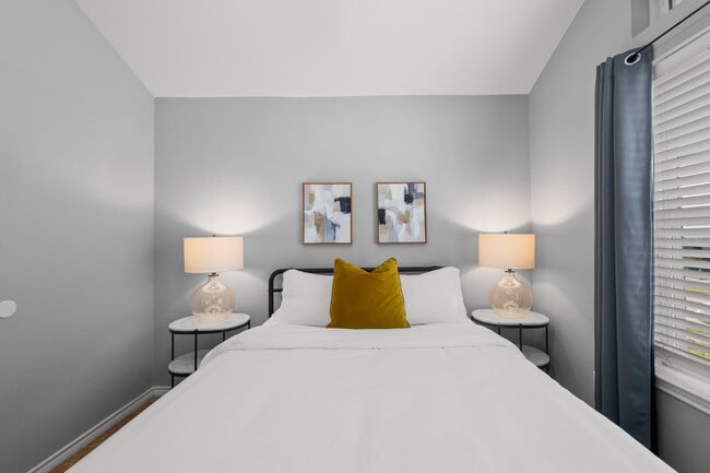 Building Photo - Cline