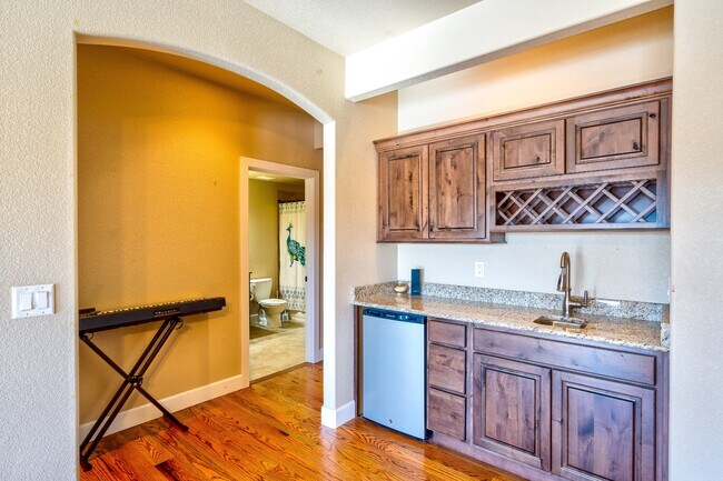 Building Photo - 1085 Diamond Rim Dr
