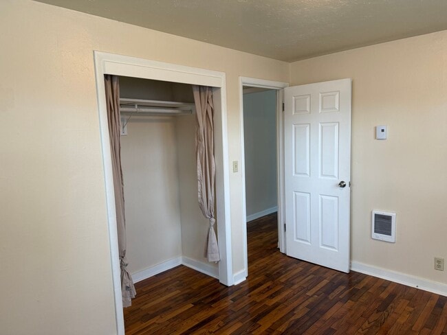 Building Photo - Updated 2 bedroom 1 bathroom house in Springfield!