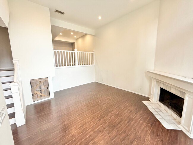 Building Photo - Beautiful 3 bed/3 bath In Costa Mesa