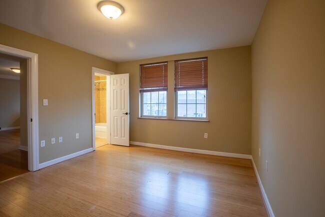 Building Photo - Lovely 1 BR/1 BA Condo in Columbia Heights!