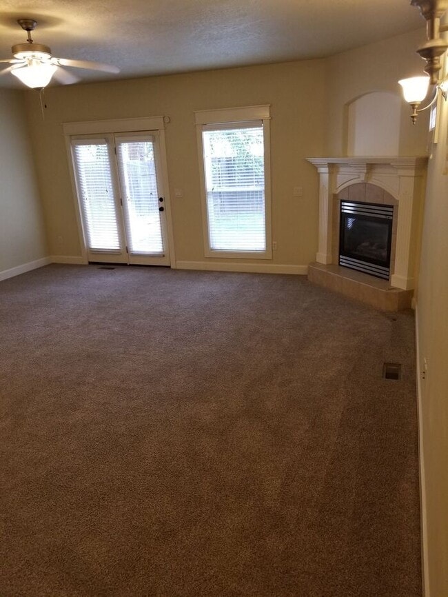 Building Photo - Great Southeast Boise Location!