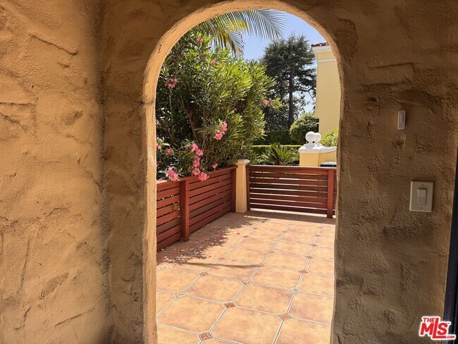 Building Photo - 1325 S Rimpau Blvd