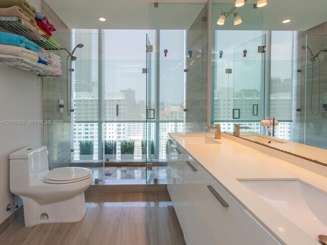 Building Photo - 1300 Brickell Bay Dr