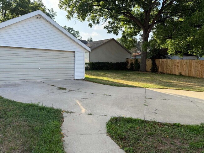 Building Photo - Charming 4 Bedroom Home with 2 Full Baths in Grand Rapids