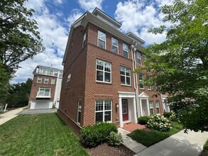 Building Photo - Luxurious 4 Bed 3.5 Bath End-Unit Brick To...