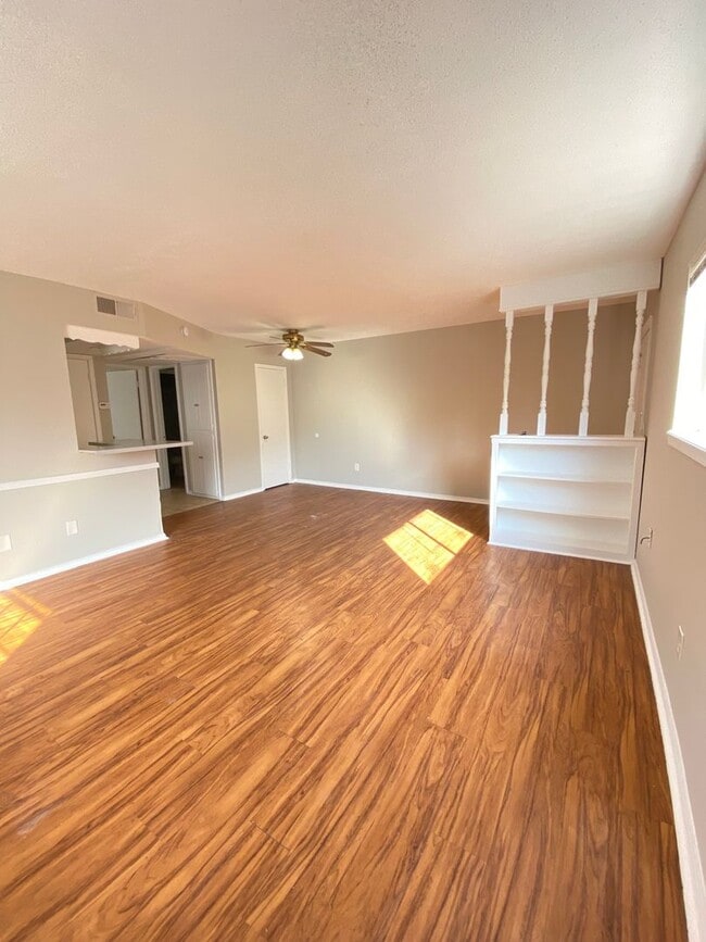 Building Photo - Spacious 1 BED 1 BATH